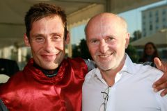 Jockey Alexander Pietsch und Dirk Rossmann im Portrait nach dem Sieg im Rossmann-Rennen.www.galoppfoto.de