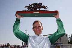 Hat schwer zu tragen am Ehrenpreis für seinen Derbysieg Nummer 6: Jockey Andrasch Starke. www.galoppfoto.de - Frank Sorge