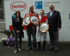Siegerehrung mit Trainer Michael Blau, Andre Best, J. Böhm vom Düsseldorfer Reiter- und Rennverein. Foto Suhr