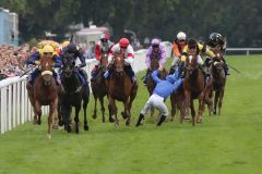 Pferd und Reiter unverletzt: Jockey Antoine Werle nach seinem Sturz von Emirates Rewards. www.galoppfoto.de - Frank Sorge