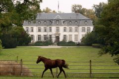 Schloss Schlenderhan - Mittelpunkt des gleichnamigen Traditionsgestüts in Bergheim. www.galoppfoto.de - Sandra Scherning