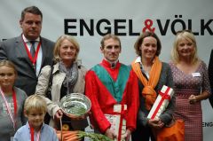 Siegerehrung mit Andrasch Starke und Gisela Schiergen. Foto: Gabriele Suhr