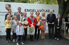 Siegerehrung mit Andrasch Starke, Gisela Schiergen, Peter M. Endres, Präsident des Düsseldorfer RV. Foto: Gabriele Suhr