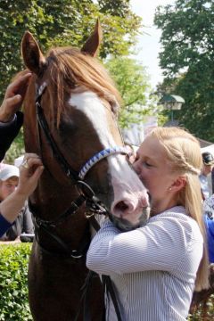Sweet kisses for Sirius - von seiner ständigen Begleiterin Vanessa Baltromei nach dem Sieg in Iffezheimer Derby-Trial. www.galoppfoto.de - Sarah Bauer