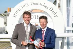 Trainer Markus Klug (links) und Jockey Adrie de Vries nach dem Sieg im IDEE 149. Deutsches Derby. www.galoppfoto.de - Frank Sorge