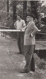 Der Gestütsherr Walther Bresges mit seinem Gestütsmeister Heinrichs 1957 in Zoppenbroich.: Foto Archiv Zoppenbroich www.gestuet-zoppenbroich.de