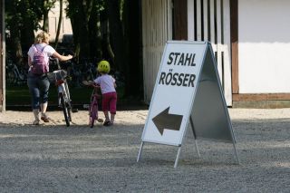 Nicht nur Vierräder wollen geparkt werden... Foto: www.galoppfoto.de - Marius Schwarz/Sorge