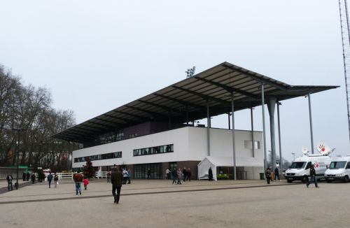 2009 eingeweiht, die Multifunktionstribüne in Neuss. Foto: Karina Strübbe